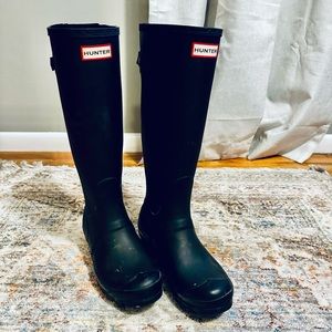 Hunter tall women’s wide calf rain boots in matte black